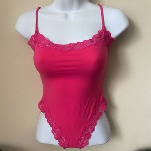 SKIMS FITS EVERYBODY LACE CAMI BODYSUIT | COLOR- NEON ROSE | SIZE- XS